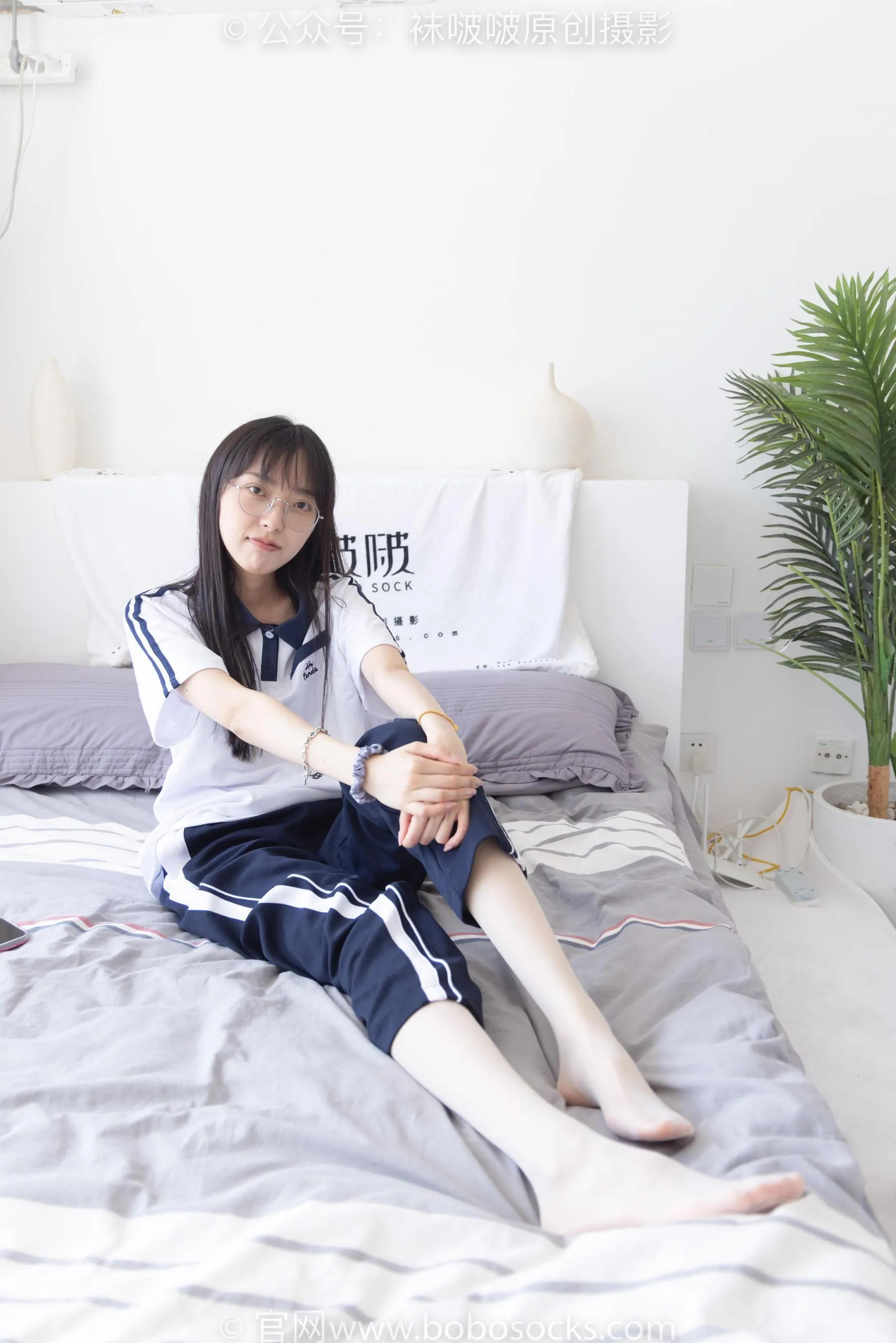 [BoBoSocks袜啵啵]NO.207 稚予-aj板鞋、白棉袜、油亮白丝、校服裤里丝 [87P]插图2